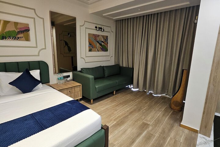 Room 4 of 63