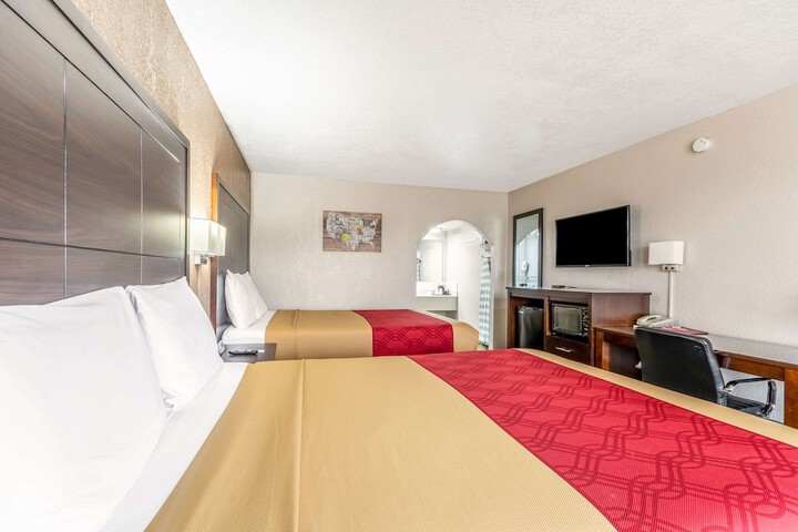 2 Queen Beds (8 of 8)