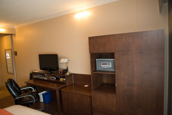 1 King Bed (12 of 14)