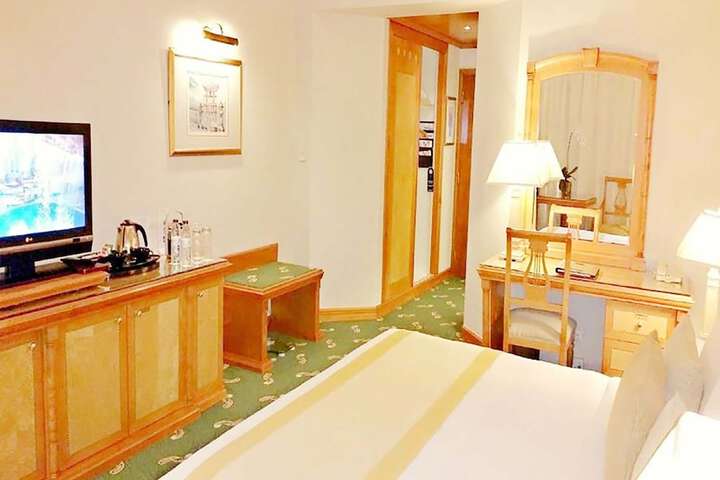 Room 17 of 38