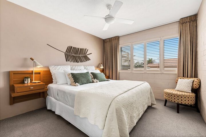 Room 4 of 73