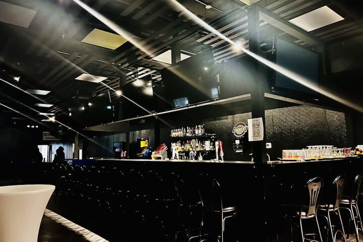 Lounge 11 of 14