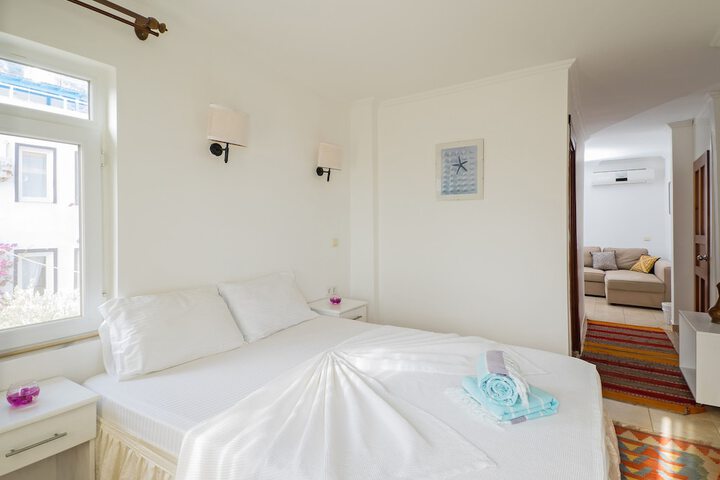Room 6 of 90