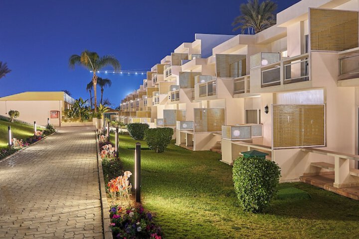 Hotel Exterior 82 of 93