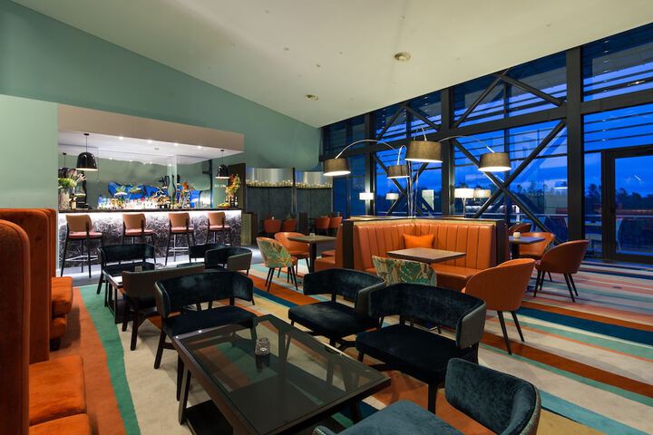 Lounge 102 of 122