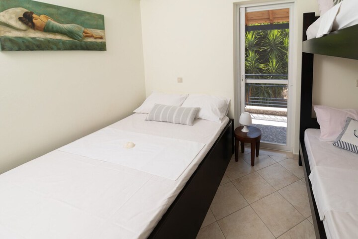 Room 2 of 31