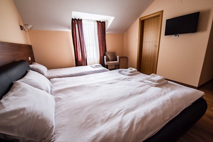 Room 5 of 10