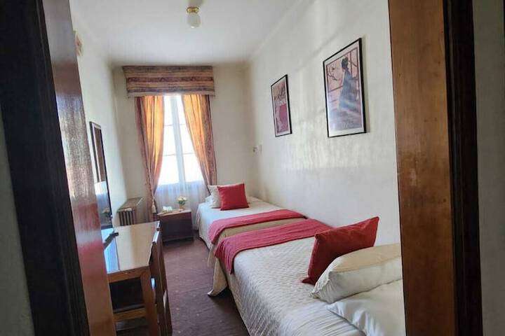 Room 5 of 16
