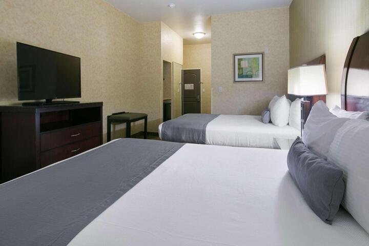 2 Queen Beds High Speed Internet Accessible Microwave and Refrigerator Flat Screen Television Desk Full Breakfast (2 of 8)