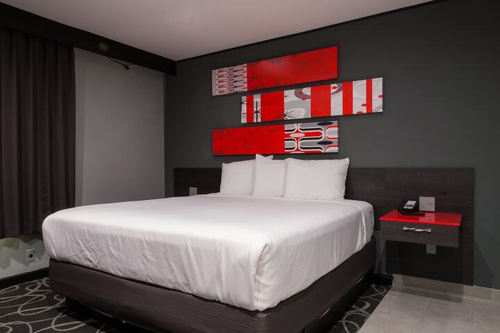 Deluxe King Room (4 of 11)