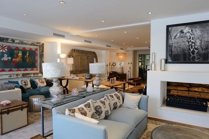 Lounge 54 of 74