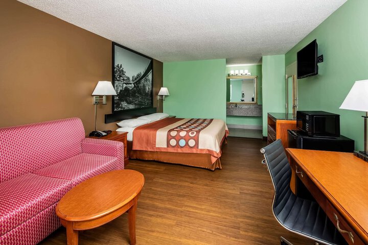 1 King Bed (3 of 5)
