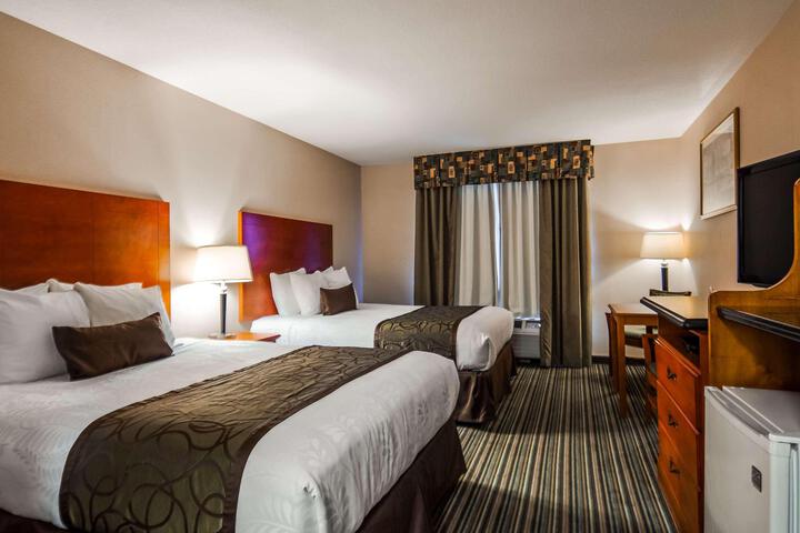 1 Queen Accessible Bathtub Desk with Power and Usb Microwave, Refrigerator Full Breakfast (7 of 9)