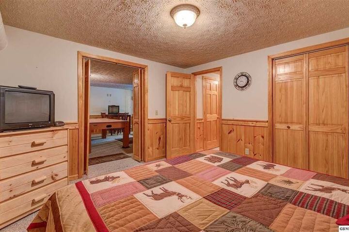 Downtown Getaway Hot Tub Pool Table Fireplace 7 in Pigeon Forge, TN