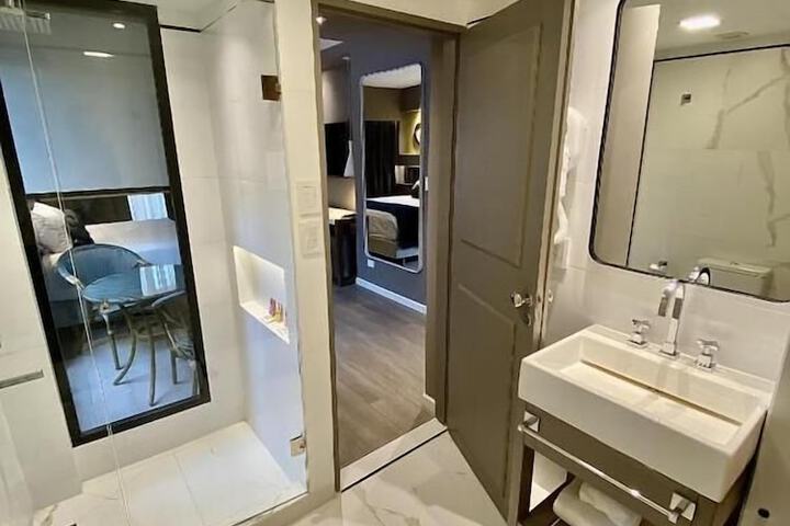 Room 21 of 27