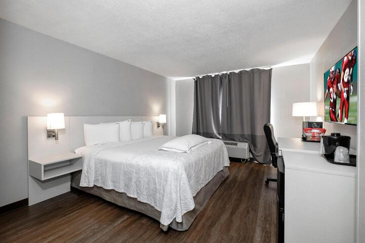 1 King Bed Accessible (15 of 23)
