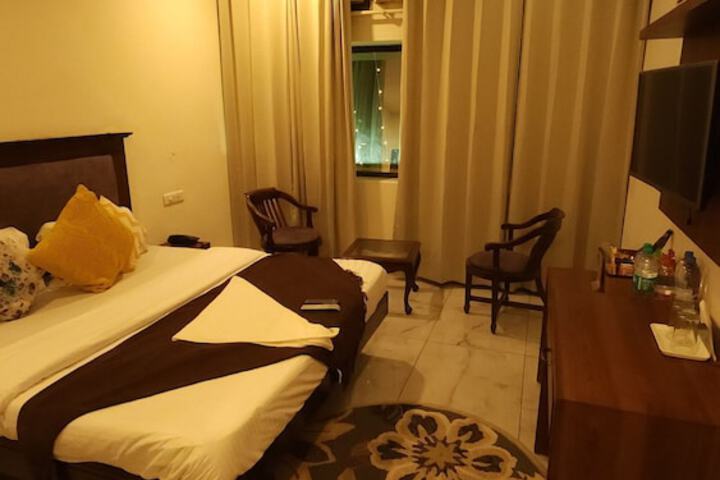 Room 8 of 28