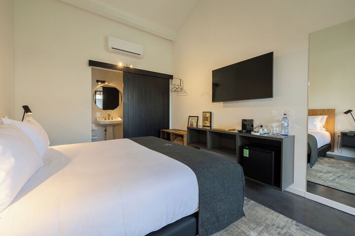 Room 5 of 100