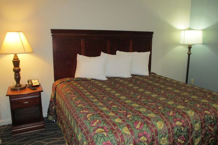 1 King Bed (1 of 14)