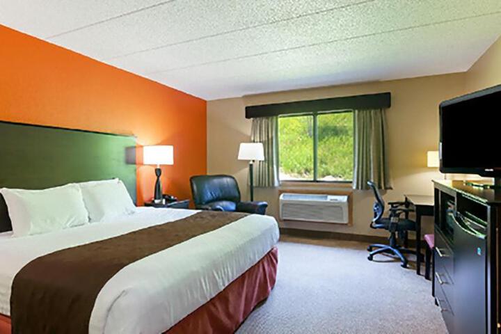 1 King Bed (1 of 10)