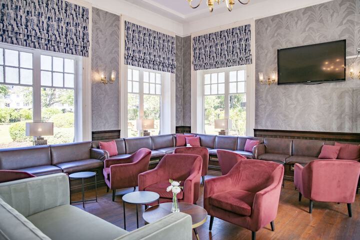 Lounge 80 of 133