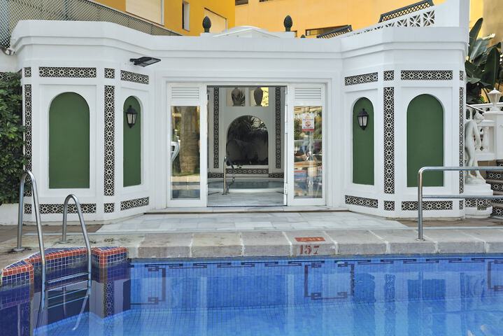 Hotel with Pool