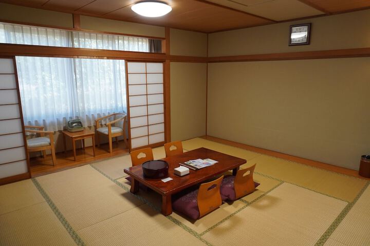 Room 6 of 8