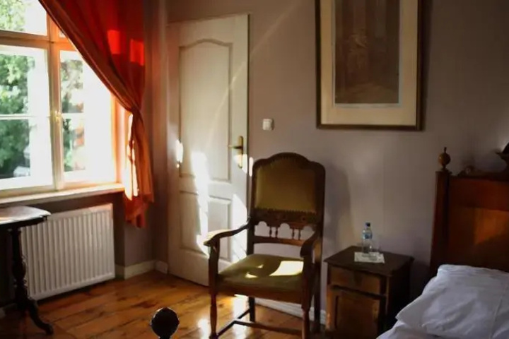 Room 4 of 16