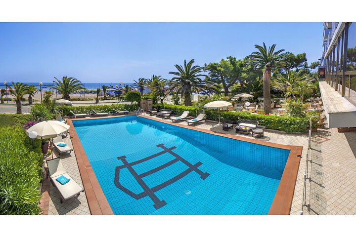 Hotel with Pool