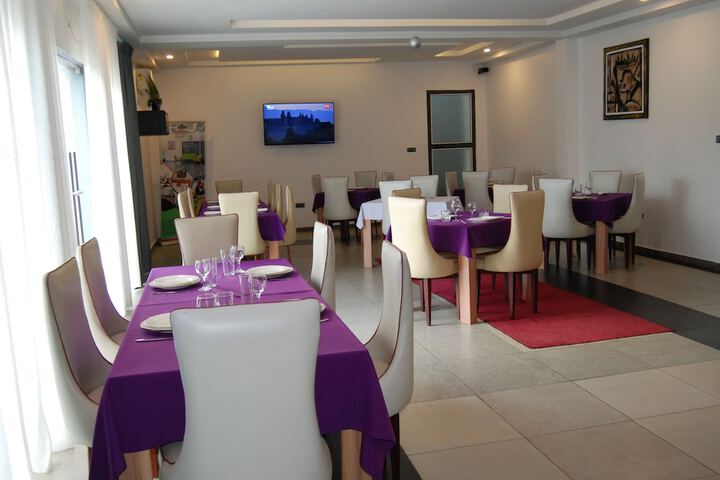 Dining 60 of 90