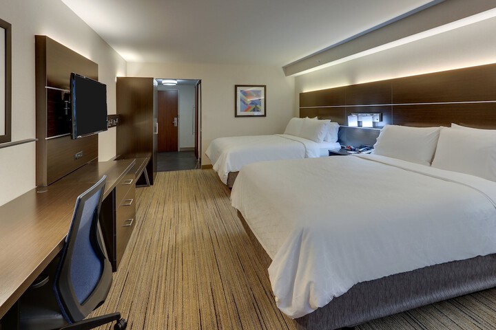 2 Queen Beds Leisure (14 of 17)