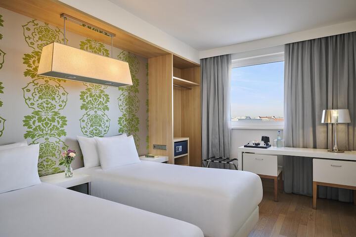 Room 10 of 26