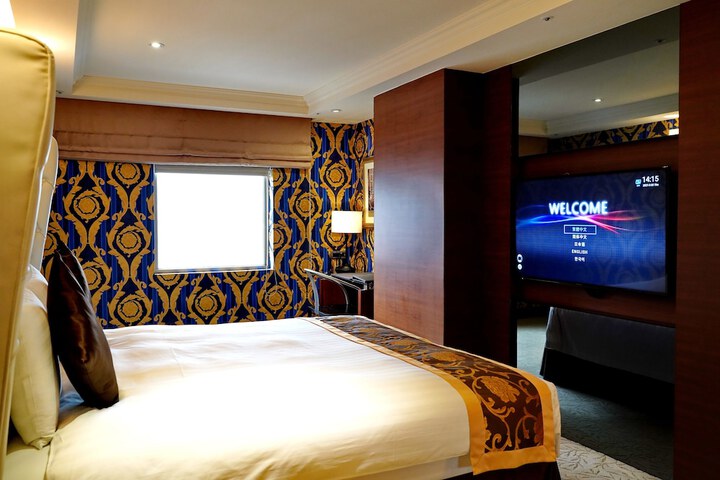 Room 16 of 38