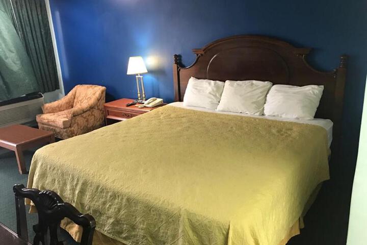 1 King Bed (5 of 6)