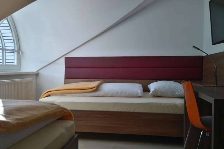 Room 4 of 251