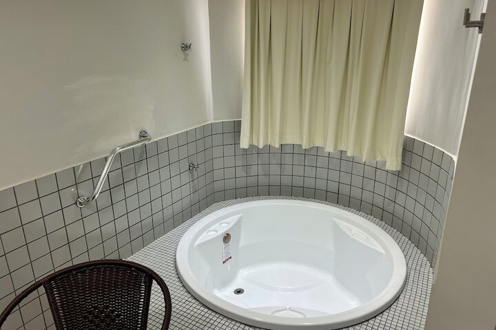 Hot Tub 9 of 27