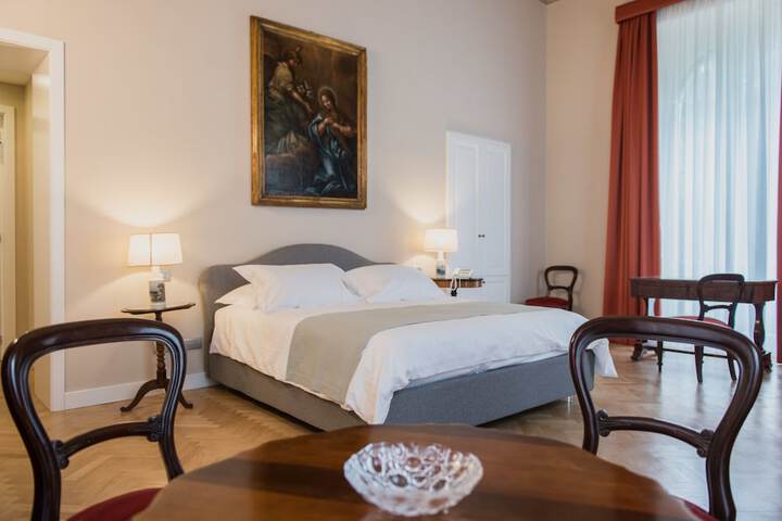 Room 2 of 32