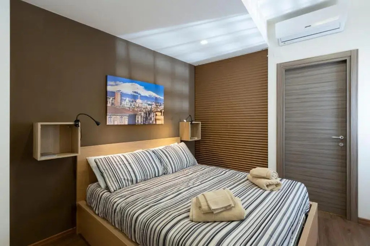 Room 2 of 10