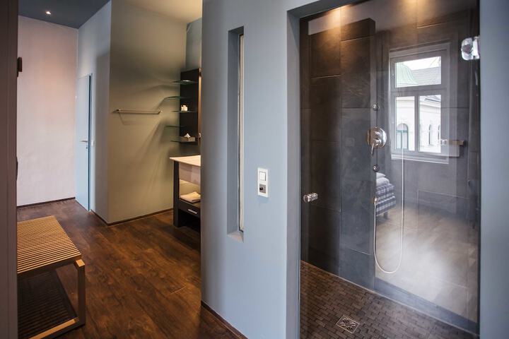Room 52 of 104