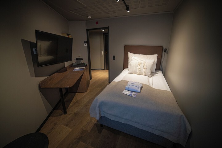 Room 33 of 105