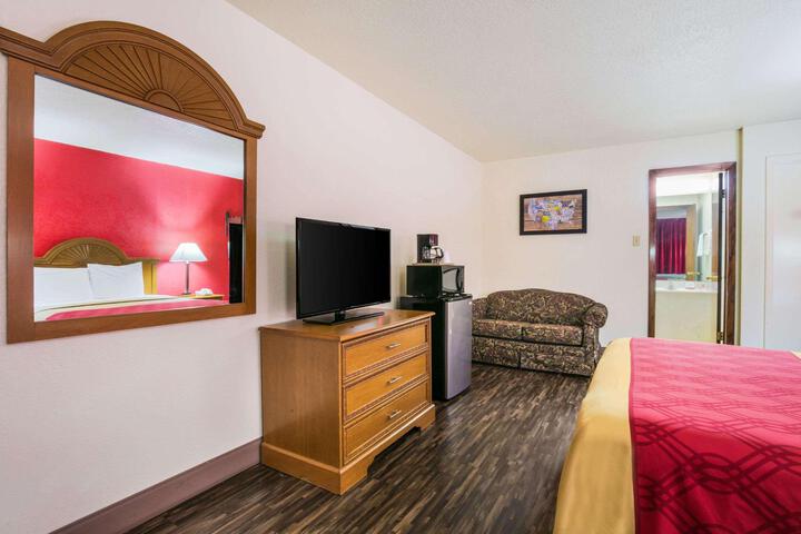 1 Queen Bed (7 of 7)