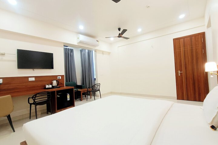 Room 4 of 16