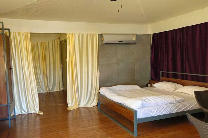 Room 10 of 33