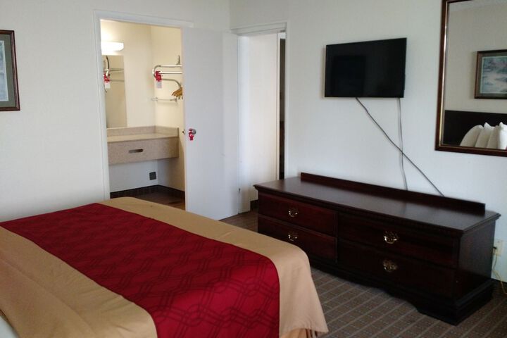 1 King Bed (2 of 25)