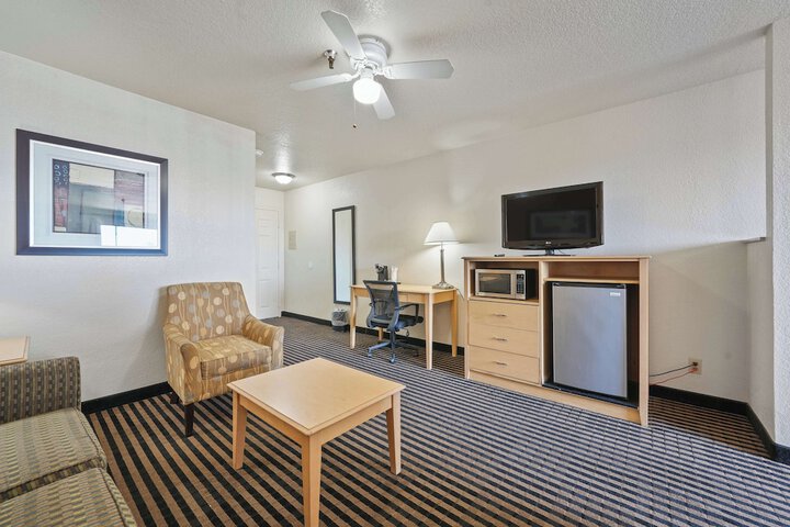 2 Queen Beds High Speed Internet Accessible Microwave and Refrigerator Safe Full Breakf (17 of 34)