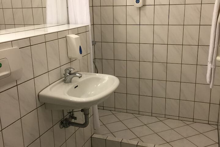 Room 17 of 37