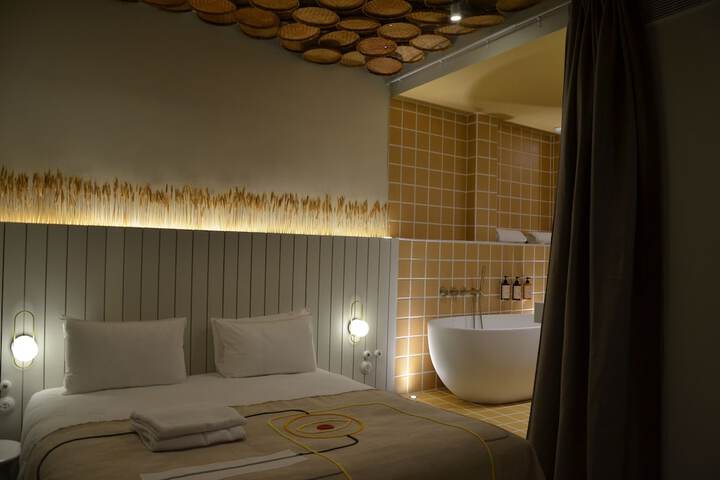 Room 15 of 108