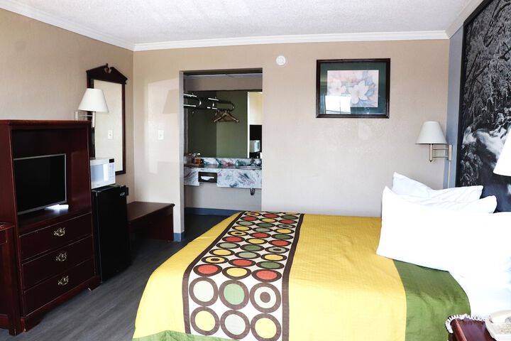 1 King Bed (4 of 21)