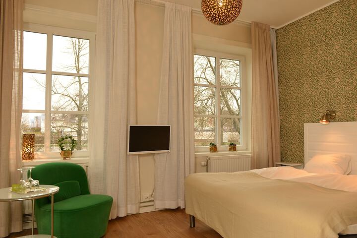 Room 12 of 83
