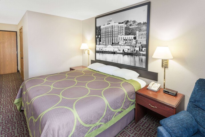1 King Bed (5 of 13)